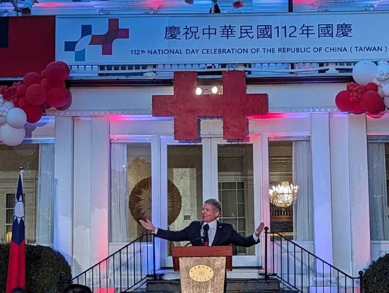 美國眾議院外委會主席麥考爾首次出席雙橡園國慶酒會，致詞時他以中英文高呼「我愛台灣」。 圖：駐美代表處/提供