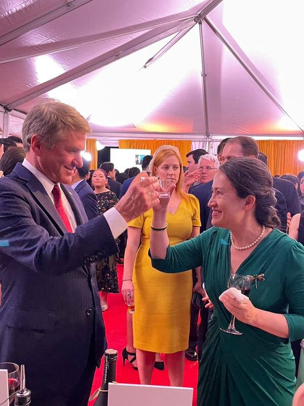 美國眾議院外委會主席麥考爾首次出席雙橡園國慶酒會，與我駐美代表蕭美琴互動熱絡。 圖：駐美代表處/提供