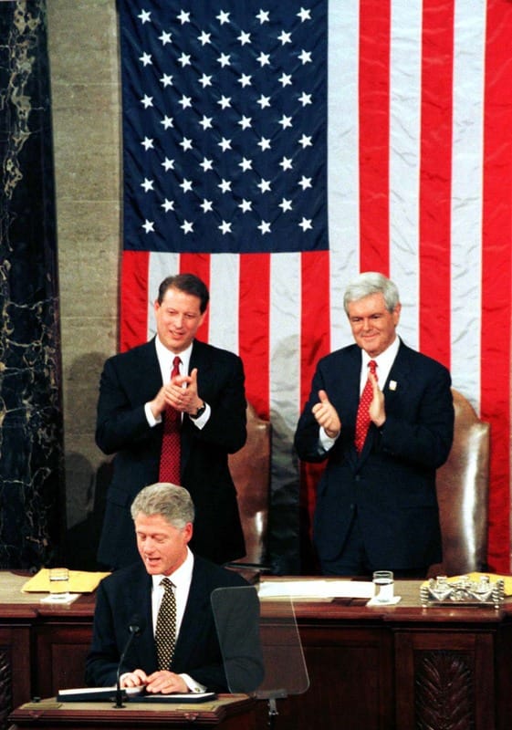 金里奇曾在1995 年至 1999 年擔任眾議院議長。圖為1998 年1月27日，美國總統比爾·克林頓在國會聯席會議上發表國情咨文時，副總統阿爾·戈爾(左) 和眾議院議長紐特·金里奇(右) 的鼓掌。 圖 : 達志影像/路透社