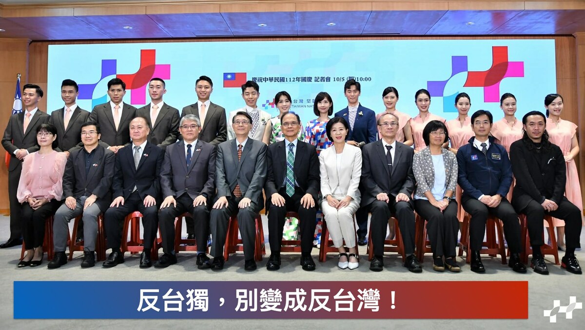 台中市副市長王育敏在中華民國國慶記者會上坐在大會主席游錫堃的旁邊。 圖：翻攝黃暐瀚臉書；青年日報提供
