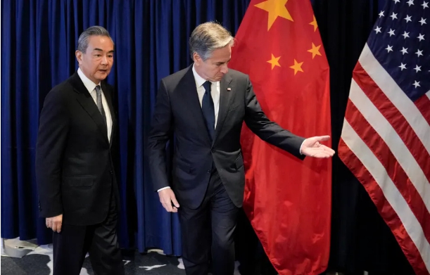 中國外長王毅(左)與美國國務卿布林肯針對以巴衝突通話一小時。(資料照片) 圖 : 翻攝自直新聞
