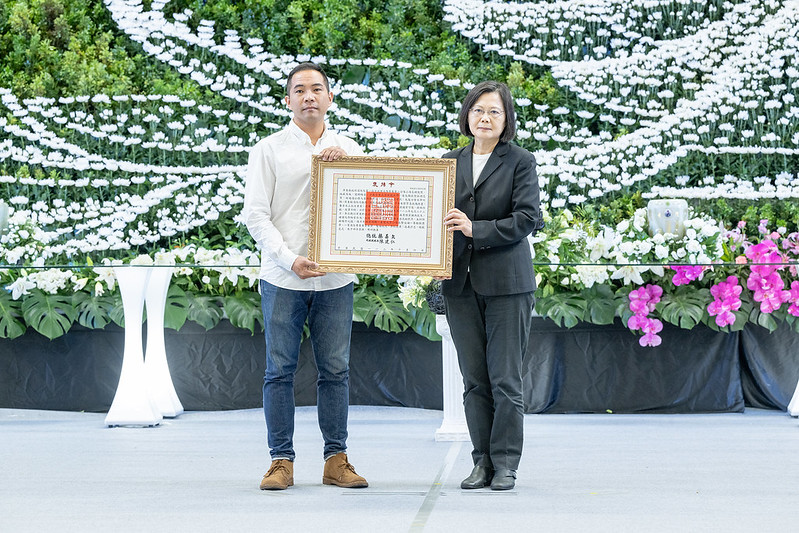 蔡英文總統首先頒發褒揚令，分別由4位勇消的家屬代表接受。 圖：總統府提供