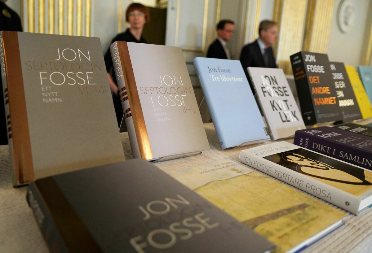 2023 年 10 月 5 日，約恩·福瑟（Jon Fosse）榮獲 2023 年諾貝爾文學獎，其著作在瑞典學院展出。 圖 : 達志影像/路透社