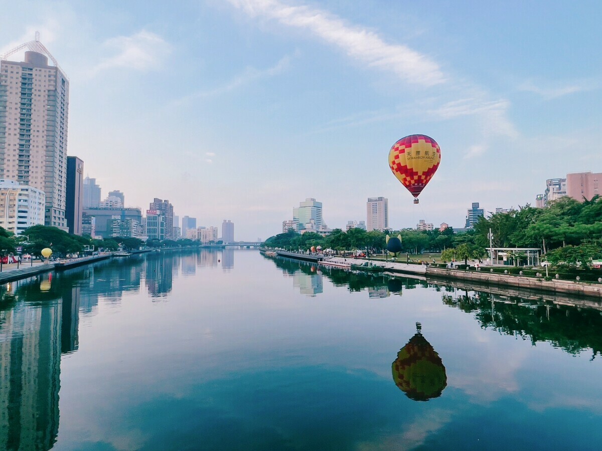 愛河熱氣球高空俯瞰高雄壯闊港灣風景。 圖：高雄市觀光局提供