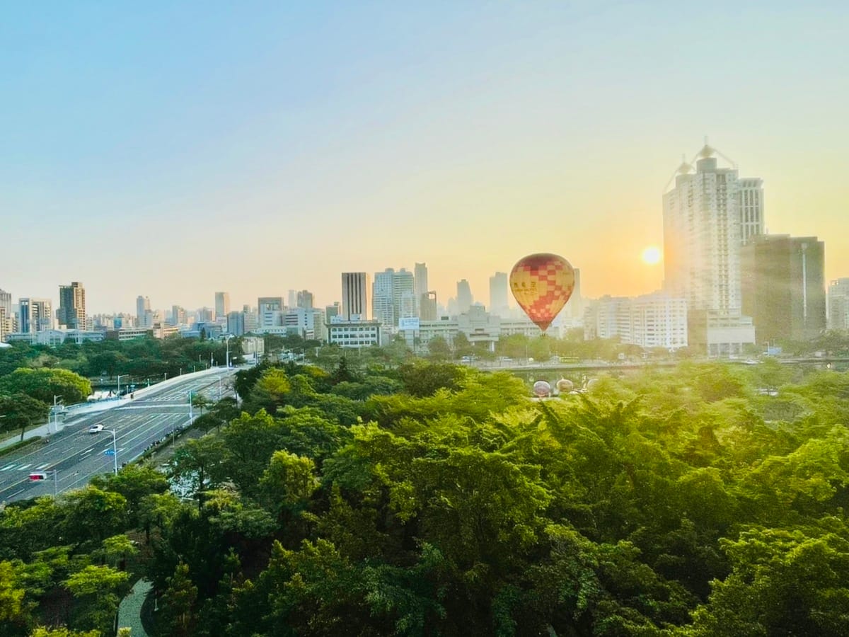愛河熱氣球體驗高雄晨曦中的寧靜。 圖：高雄市觀光局提供