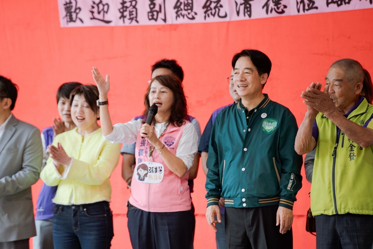 花蓮縣議員暨立法委員參選人張美慧(手持麥克風者)。民進黨主席暨總統參選人賴清德現身力挺。 圖：民進黨提供