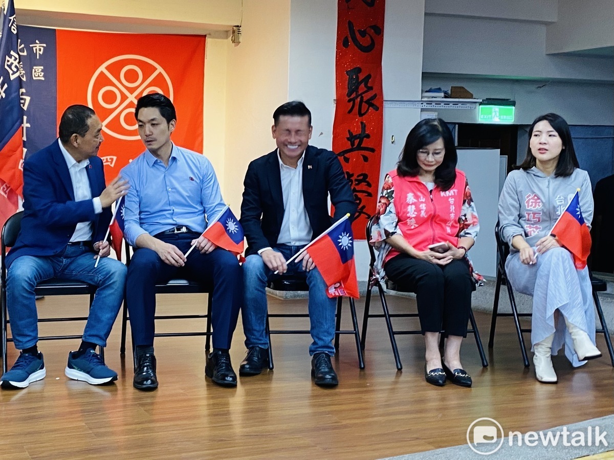 國民黨總統參選人侯友宜（左起）、台北市長蔣萬安、台北市議長戴錫欽、國民黨台北市議員秦慧珠、國民黨台北市立委參選人徐巧芯。 圖：周煊惠 / 攝