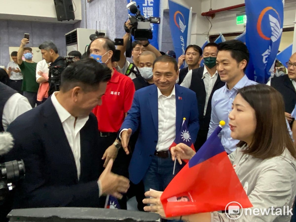 台北市議長戴錫欽（左1）國民黨總統參選人侯友宜（左2）、台北市長蔣萬安（右2）、國民黨台北市立委參選人徐巧芯（右1）。 圖：周煊惠 / 攝