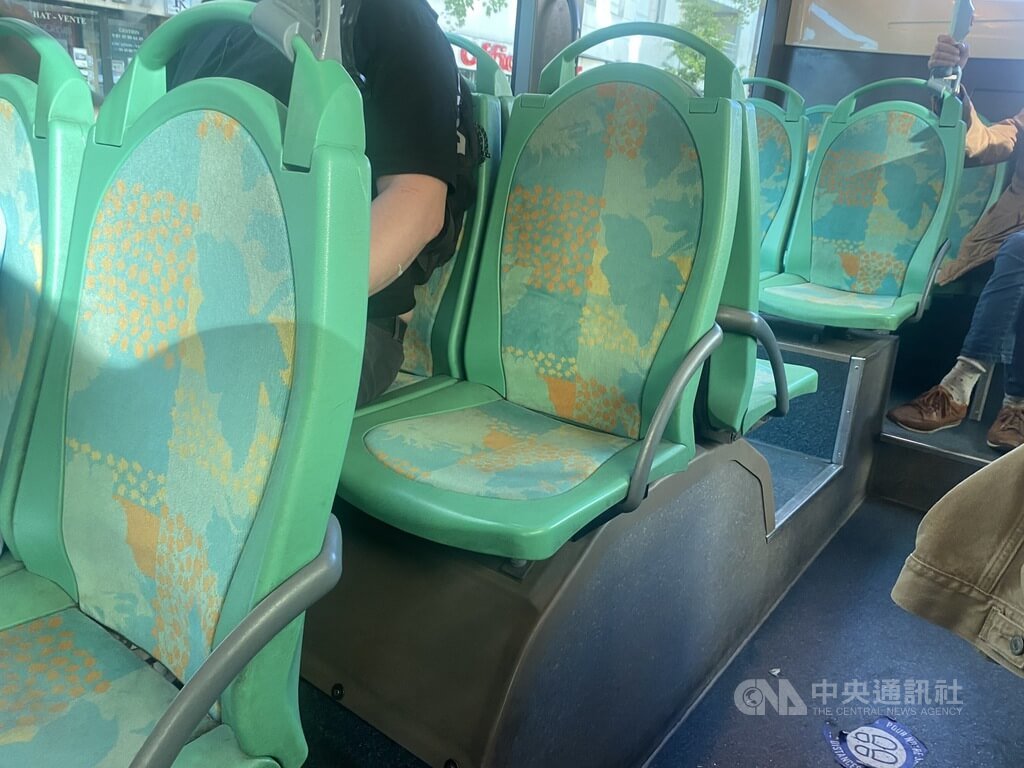 巴黎許多公車、地鐵與郊區線都被舉報床蝨入侵。交通部長波恩表示，會嚴肅看待事件，不須恐慌，也不必否認。他表示目前沒有大規模爆發的跡象，且明年春天奧運前會全面清洗車輛。 圖中央社