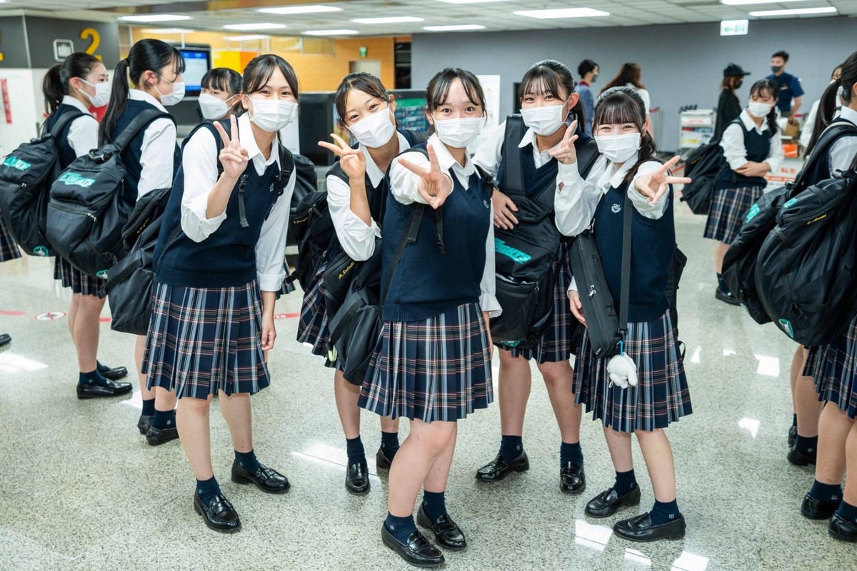 日本「翡翠騎士」148名學生昨天晚間搭機。 圖/中華文化總會提供