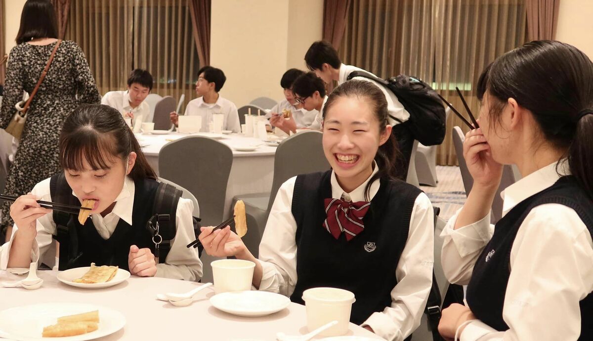 日本「翡翠騎士」148名學生在下榻飯店吃宵夜「蛋餅、杏仁茶、油條、玉米濃湯」。 圖/中華文化總會提供