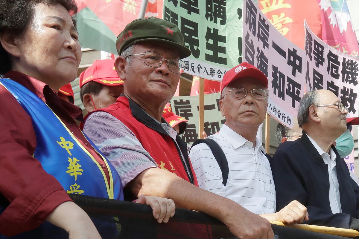 台灣人民共產黨主席林德旺（左二）。 圖 : 達志影像/美聯社