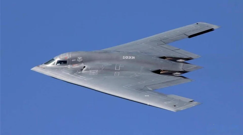 美國的 B-21「突襲者」戰略轟炸機，在全球軍事領域內備受矚目。 圖：翻攝自嗷狼記