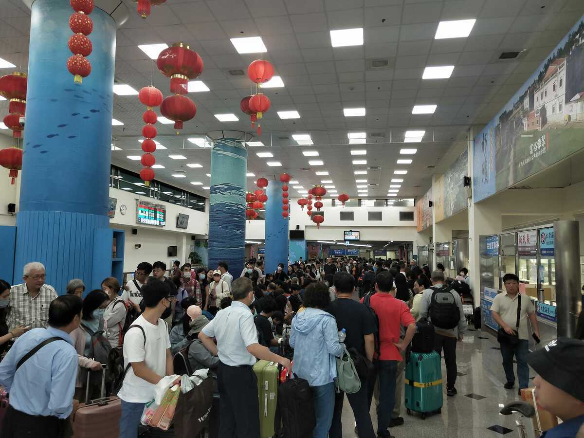 今(7)日受到先前颱風影響，加上今日為國慶連假首日，小三通一早就湧入不少搭乘人潮。 圖：翻攝自靠北金門臉書