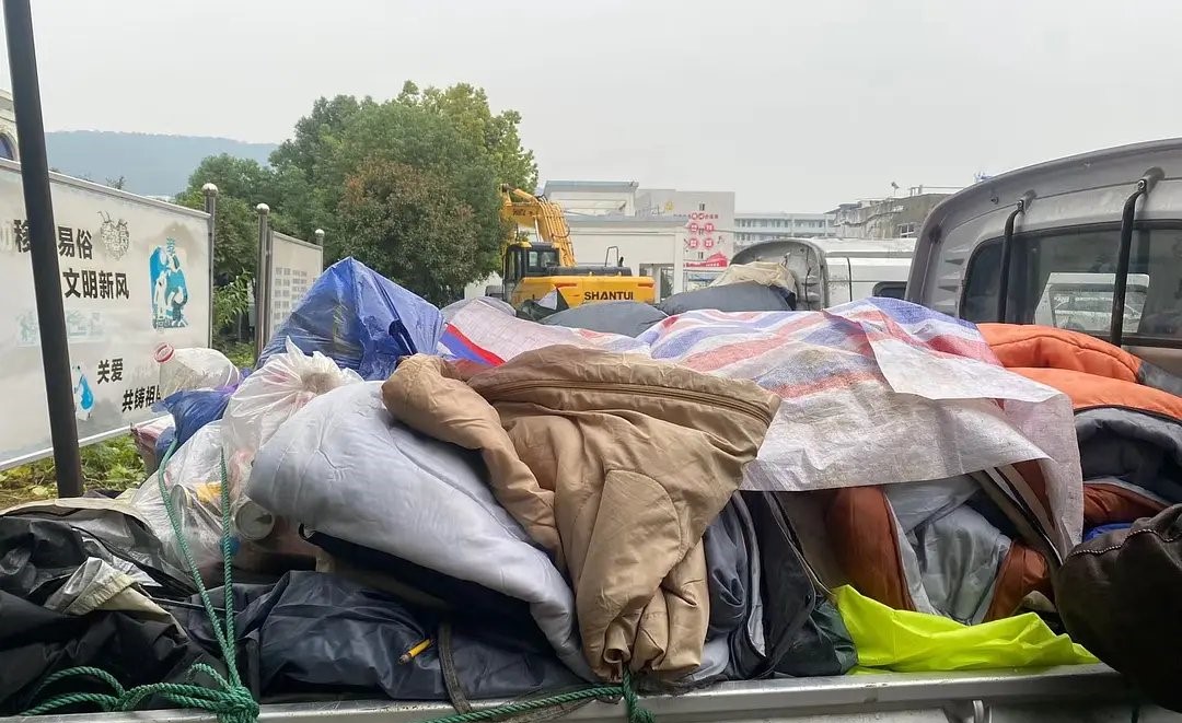警方目前找回的失竊物品數量眾多，要用兩卡車裝載。 圖：翻攝自小徑殘雪 X（前推特）帳號