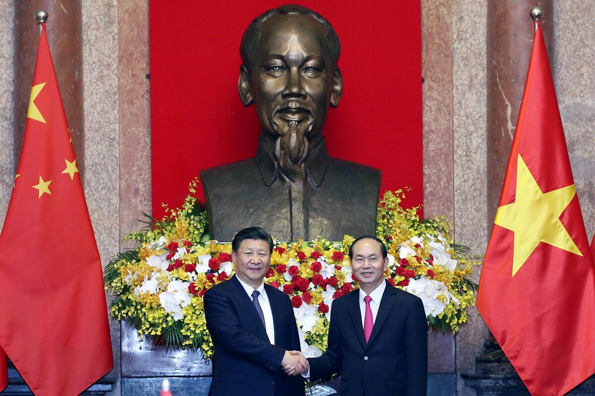 習近平將於10 月底或 11 月初訪問越南。圖為2017年11月習近平訪越時與越南國家主席​​陳大光握手照。 圖 : 達志影像/美聯社