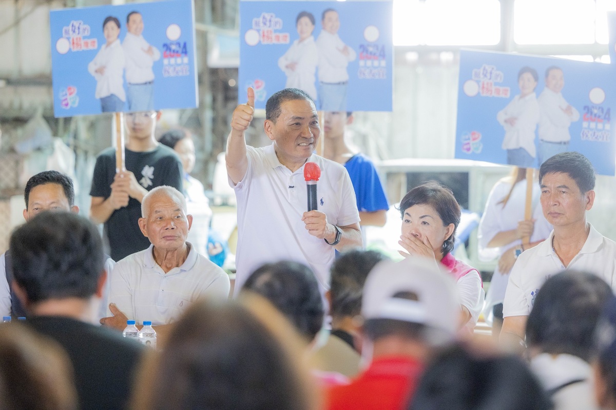 侯友宜到台中后里與農民座談。 圖 : 侯友宜競/提供