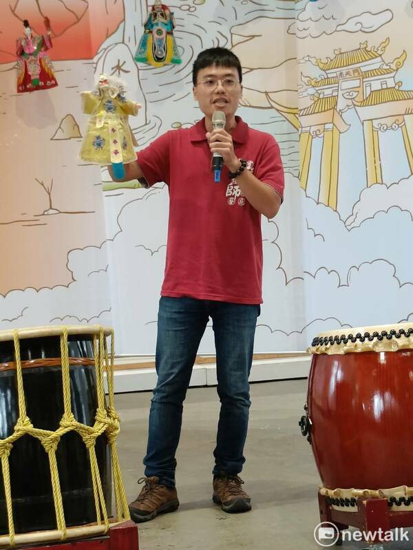 陳錫煌傳統掌中劇團成員為大家展現傳統「掌中戲」的傳統戲曲故事與細緻操偶技藝。 唐復年/攝