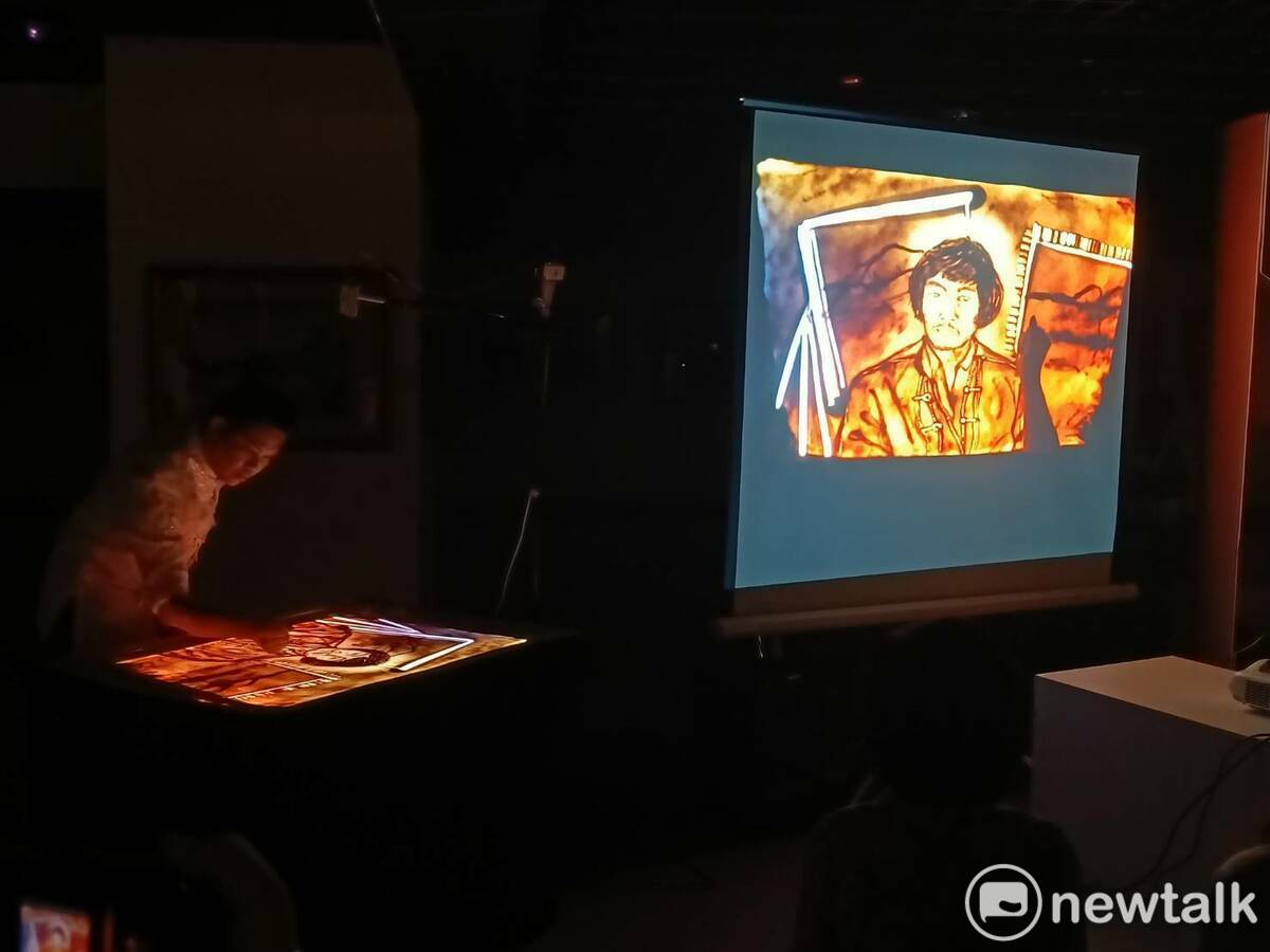 現場邀請菲律賓沙畫藝術家Mario Rafa Subeldia重溫席德進水墨作品。 圖：唐復年/攝