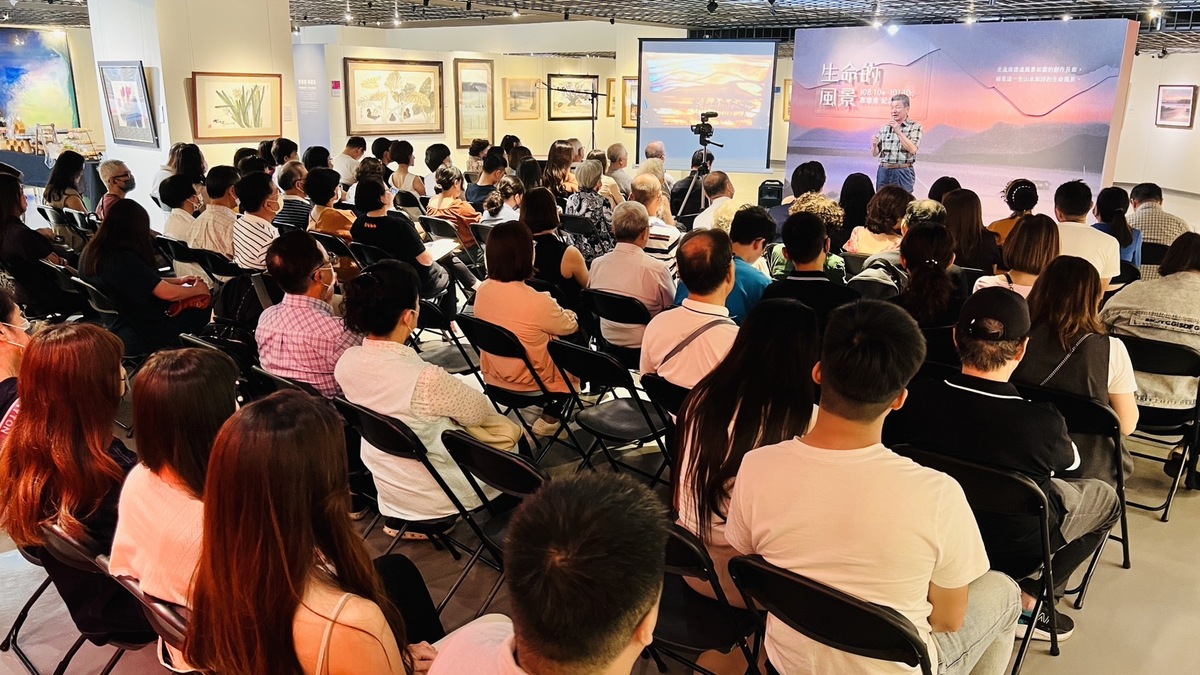 豐邑機構總經理邱崇喆於展覽現場分享，豐邑機構落實「藝術生活化、生活藝術化」的精神，把藝術的美好分享給社區住戶與喜愛藝術的朋友。 圖：豐邑機構/提供