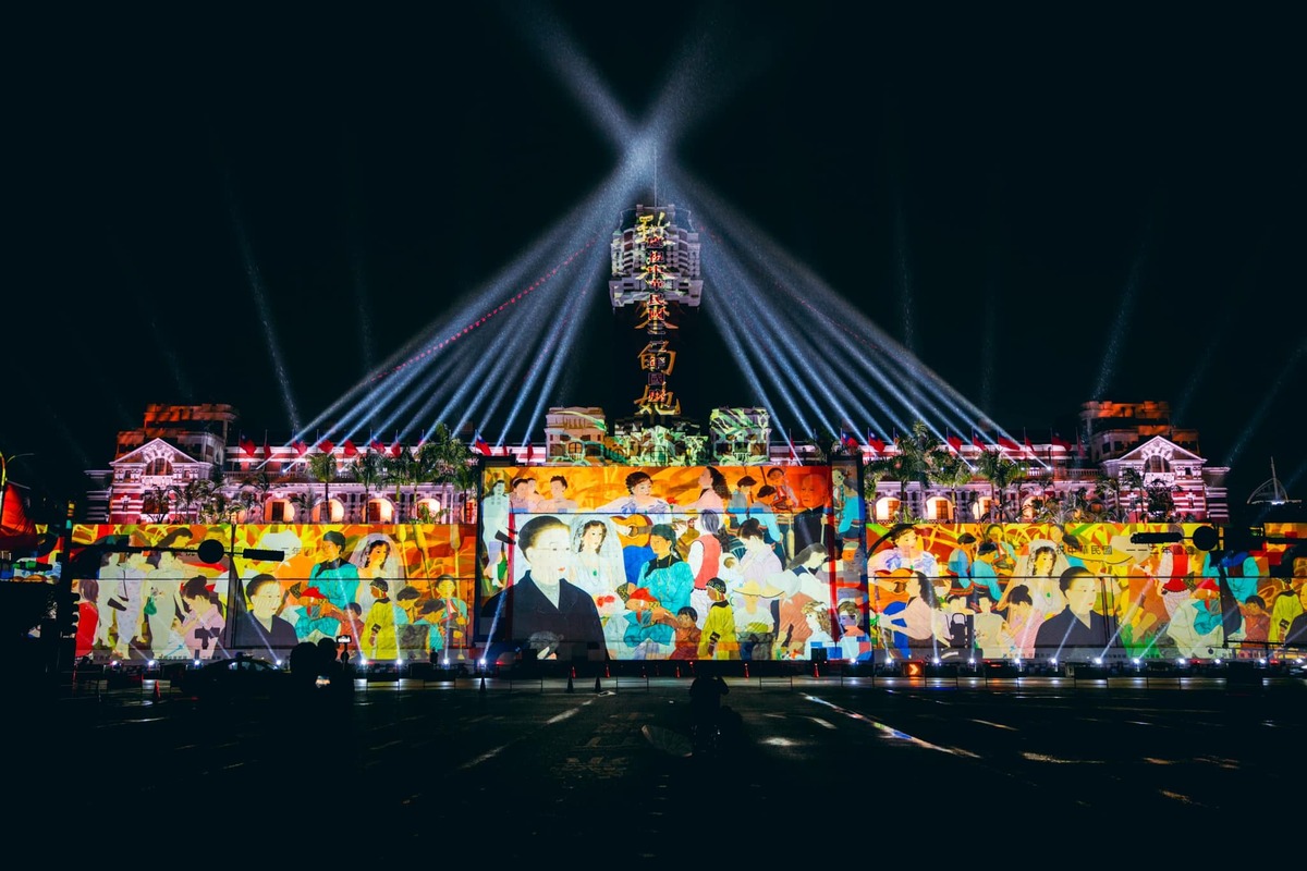 112年國慶總統府建築光雕展演「致未來的她．台灣」7日正式登場，今年共使用31部電視電影作品、34幅影視海報，以及31幅台灣首名女畫家陳進的畫作等作品，展現女性的力量與多元形象隨時代不斷轉變。 圖：翻攝自蔡英文臉書