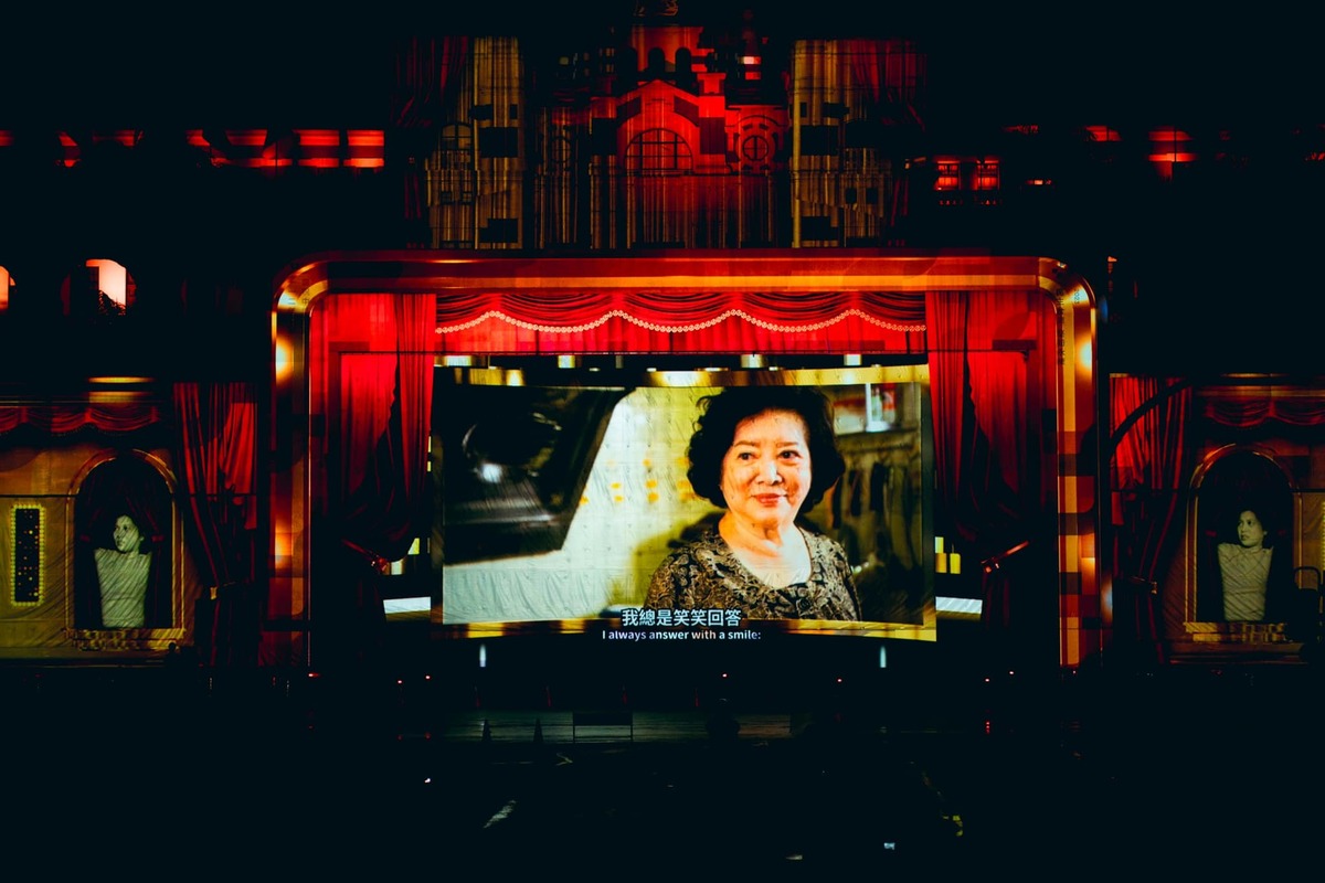 國慶總統府建築光雕展演7日晚間登場，今年光雕主題為「致未來的她．台灣」，並特別邀請金馬影后陳淑芳獻聲，介紹台灣各領域的女性領航人。 圖：翻攝自蔡英文臉書