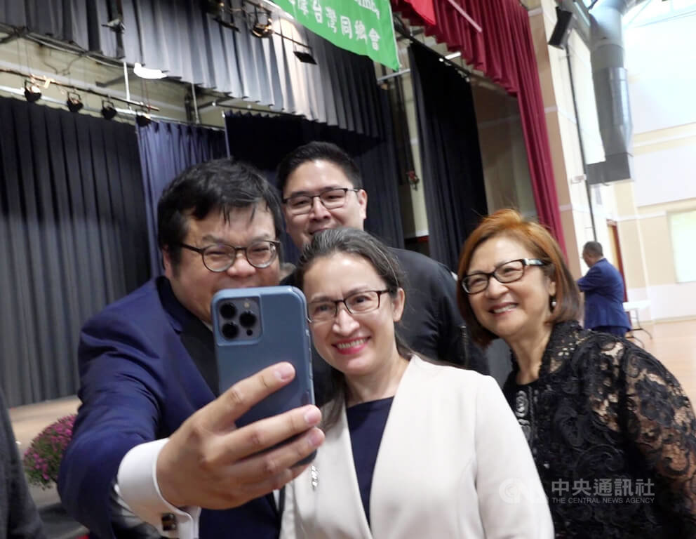 駐美代表蕭美琴（中）美東時間7日出席大華府台灣僑胞舉行的國慶活動，不少民眾與蕭美琴自拍合影。 圖/中央社