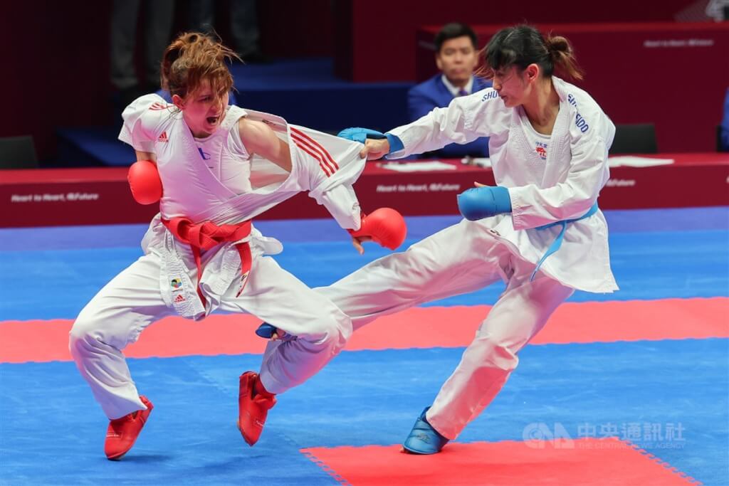 台灣空手道選手谷筱霜（右）7日在杭州亞運空手道女子50公斤級4強賽，擊敗烏茲別克選手伊斯馬季拉耶娃（Shakhrizoda Ismatillaeva）（左），挺進金牌戰。 圖/中央社