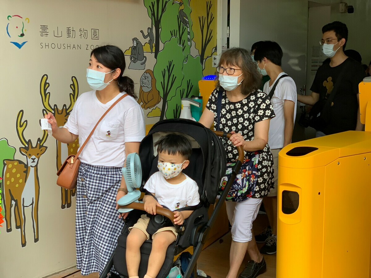 壽山動物園重開園第一百萬位遊客王小姐(左一)。 圖：高雄市觀光局提供