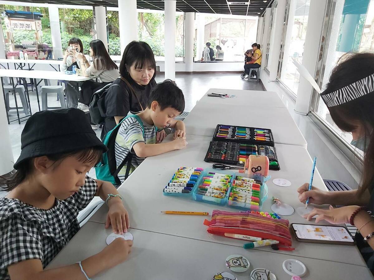 國慶日前每日限額100組親子遊園紀念胸章DIY體驗。 圖：高雄市觀光局提供