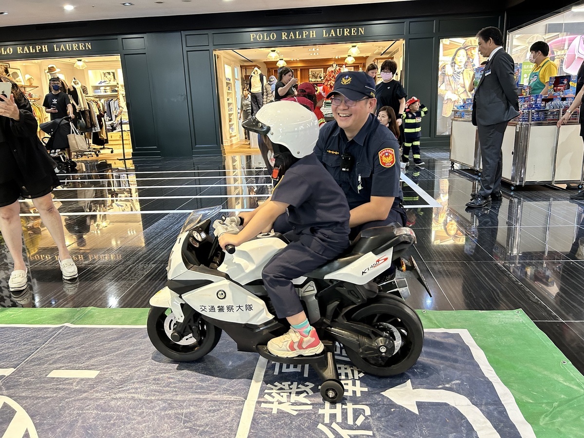 警局到場對小朋友宣導交通安全的重要性。 圖：中友百貨/提供