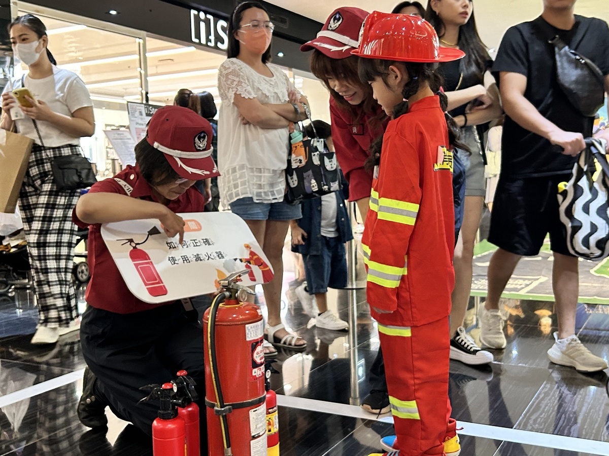 消防局宣導消防安全。 圖：中友百貨/提供