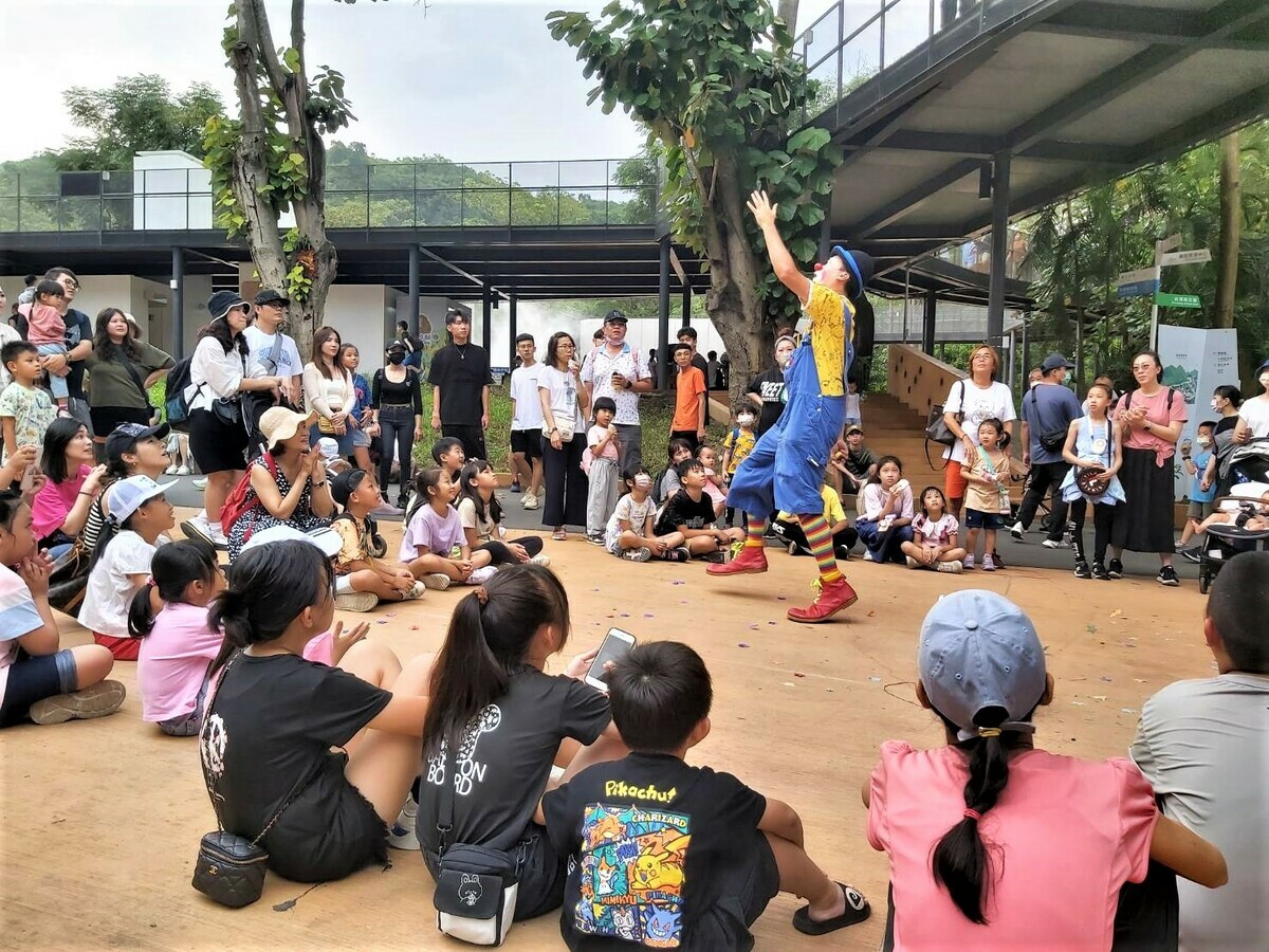 大小朋友都喜歡的街頭藝人表演。 圖：高雄市觀光局提供