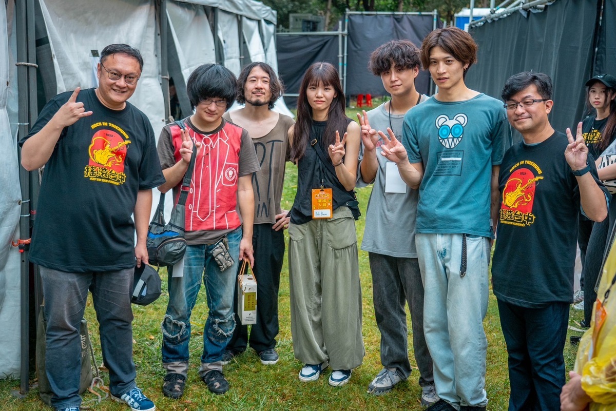 台中市政府新聞局長鄭照新昨日下午也到活動現場和民眾一同熱情rock，並與日本新生代人氣樂團「No Buses」互動交流。 圖：台中市政府新聞局/提供