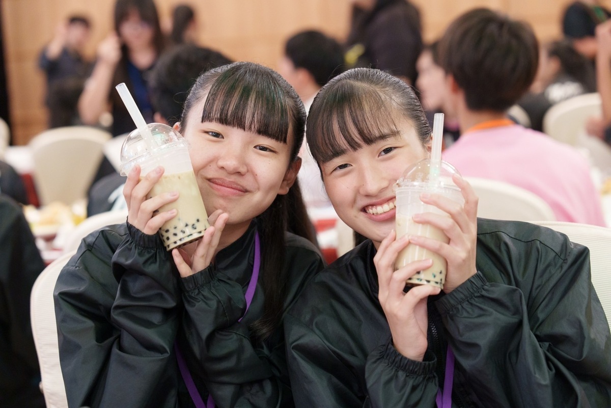 日本女學生巷暢飲珍奶。 圖：高雄市行國處提供