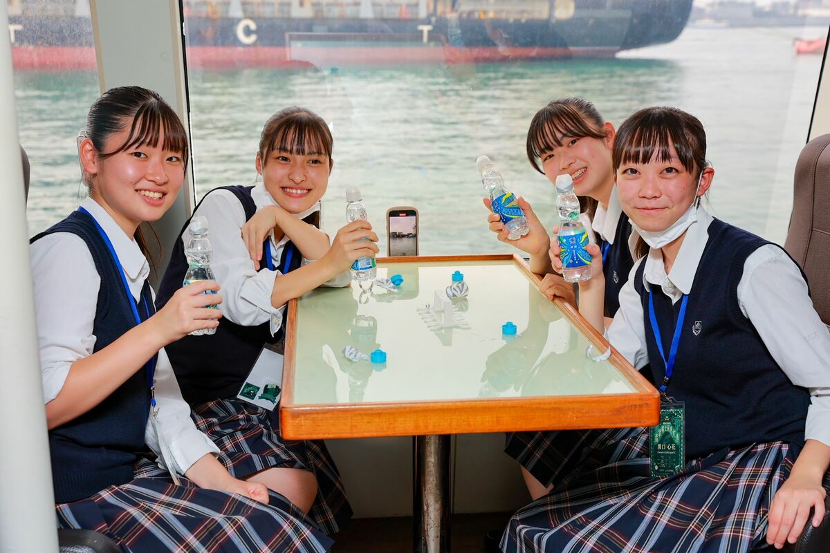 日本女學生搭乘文化遊艇飽覽港區風光。 圖：高雄市行國處提供