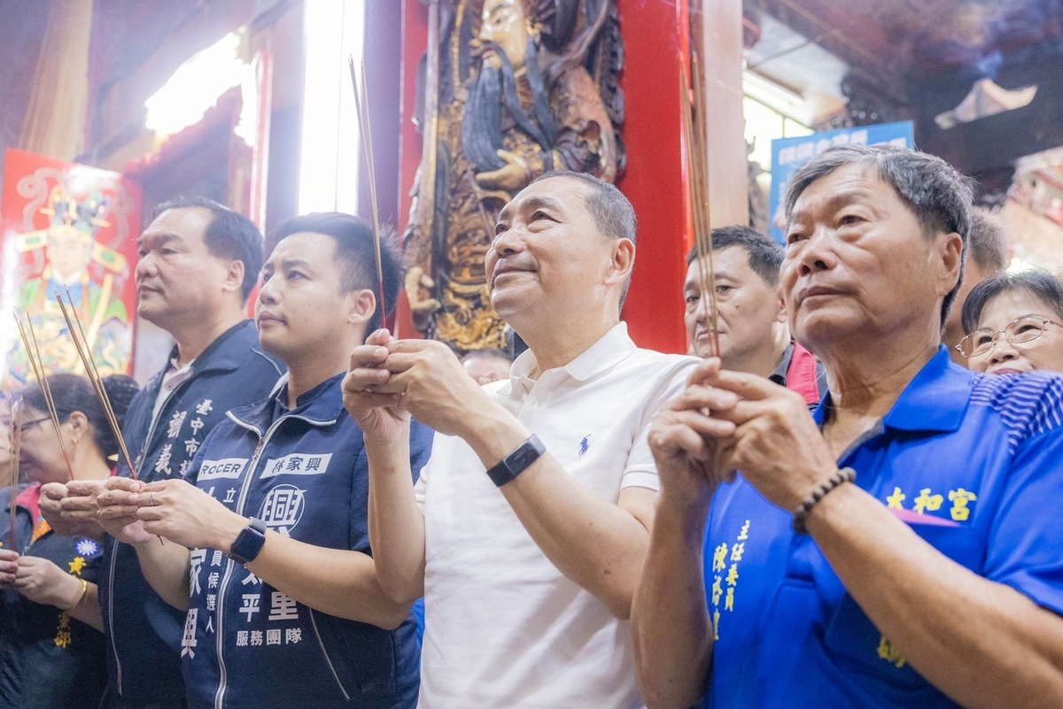 侯友宜今前往台中地方信仰中心太和宮、聖和宮參拜。 圖：侯友宜競辦提供