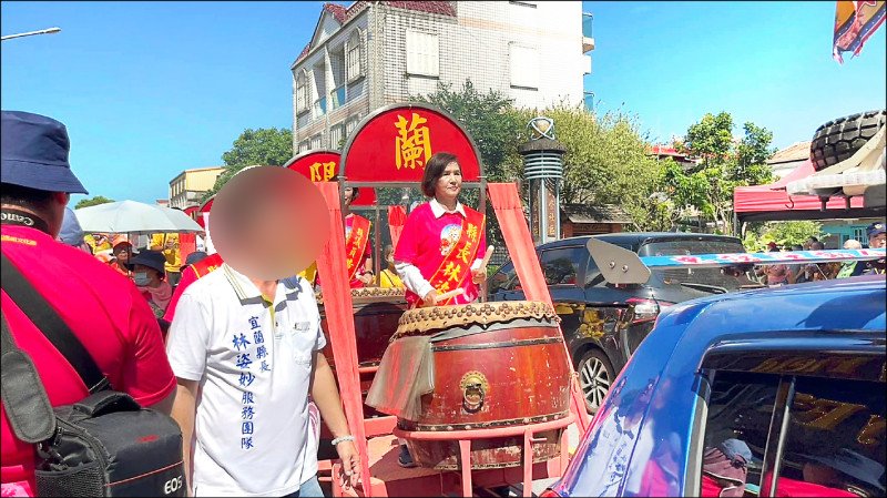 日前蘭陽媽祖文化節時，時任宜蘭縣政府公共造產專員許智信（左白衣者）跟隨縣長林姿妙一同遶境。  圖：取自蘭陽媽祖文化節粉專（資料照）