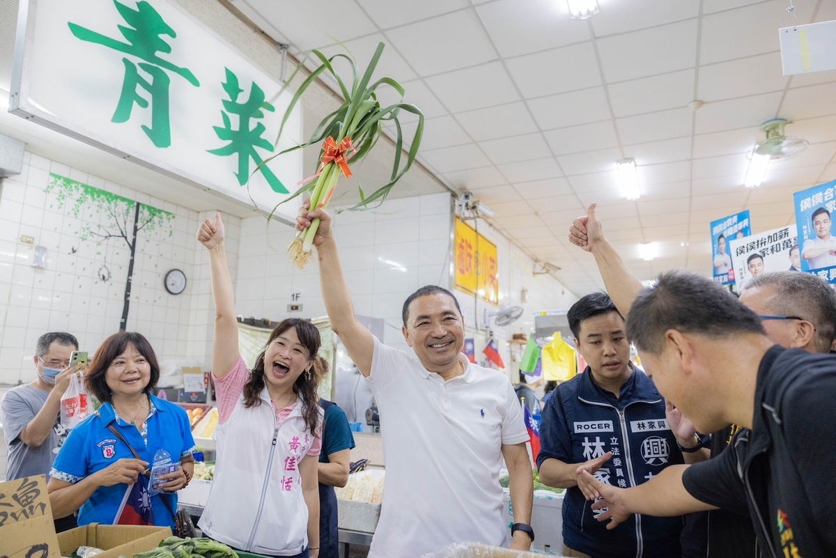 侯友宜前往台中太平市場掃街拜票。 圖：侯友宜競辦／提供
