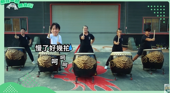 賴清德一日體驗九天民俗技藝團鼓陣練習，使出渾身解數，打到頭髮都亂了，最後還笑場自首「慢了好幾拍」。 圖：翻攝「賴在一起挺台灣」ＹＴ
