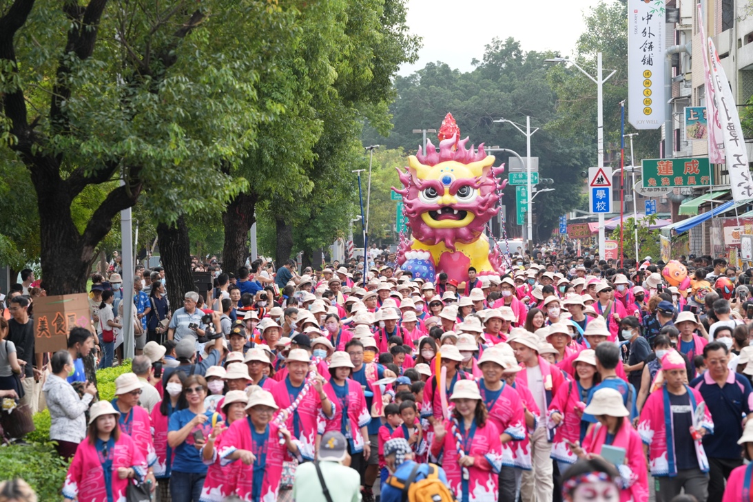 千人齊拉火獅，現場人山人海，。 圖：高雄市民政局提供