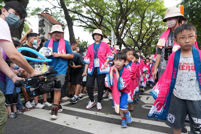 小小火獅迷齊力拉火獅祈福平安。 圖：高雄市民政局提供