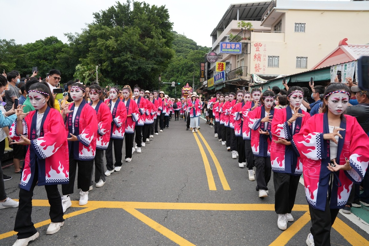 在地專業BBS舞團帶領火獅隊伍。 圖：高雄市民政局提供