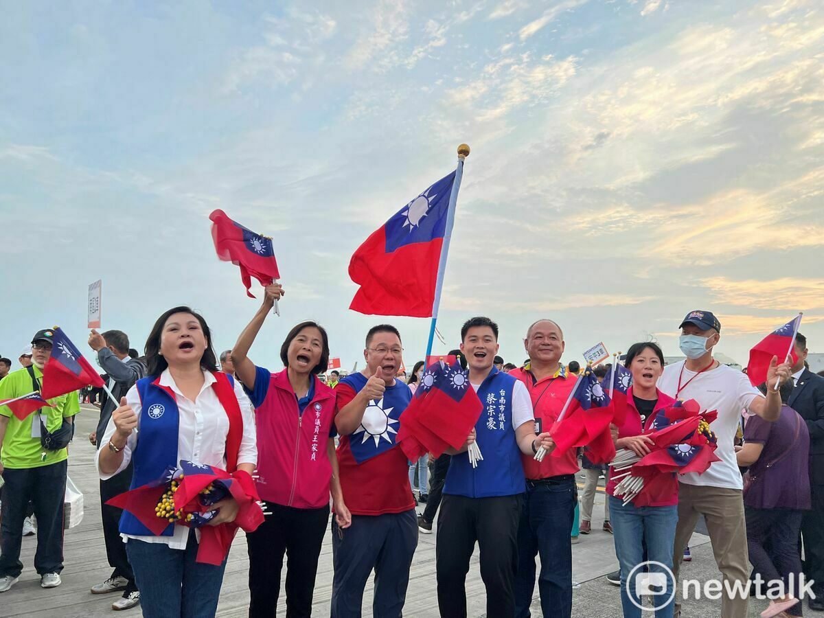 國慶晚會在空軍台南基地舉辦，國民黨台南市議會書記長蔡育輝特率議員王家貞、李中岑、蔡宗豪、林燕祝前往會場分送國旗給鄉親。 圖：國民黨團提供