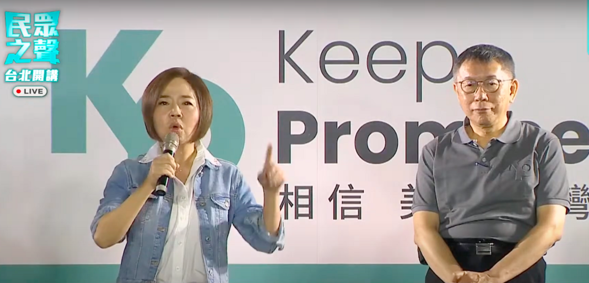 民眾黨總統參選人柯文哲，晚間到北市萬華廟口開講，和無黨立委參選人于美人同台，有民眾直白提問「有一定要合嗎？」，柯文哲回答表示，民眾黨跟誰都能合作，但要有遊戲規則，國民黨不能想要「整碗捧去」。 圖：翻攝自民眾之聲YT