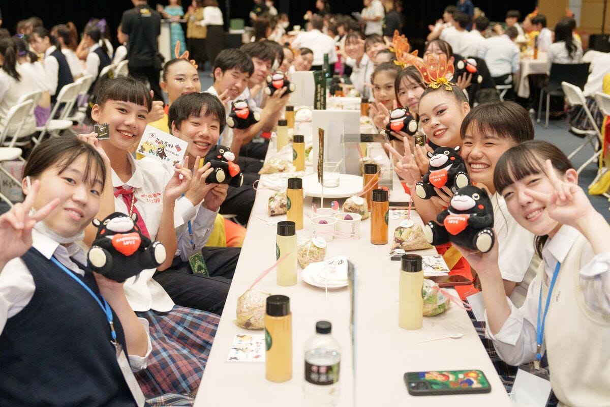 台日學生共聚一堂分享美食。 圖：高雄市行國處提供