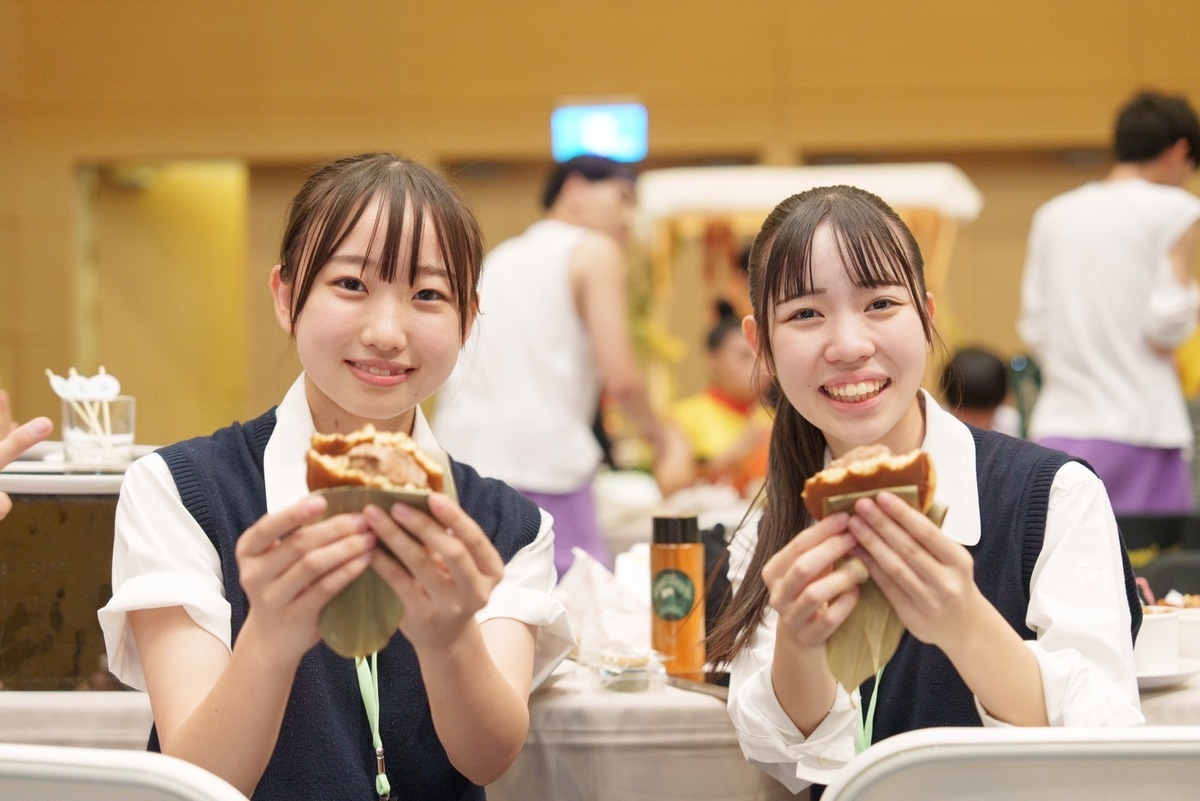 學生對市府準備的美食很滿意。 圖：高雄市行國處提供