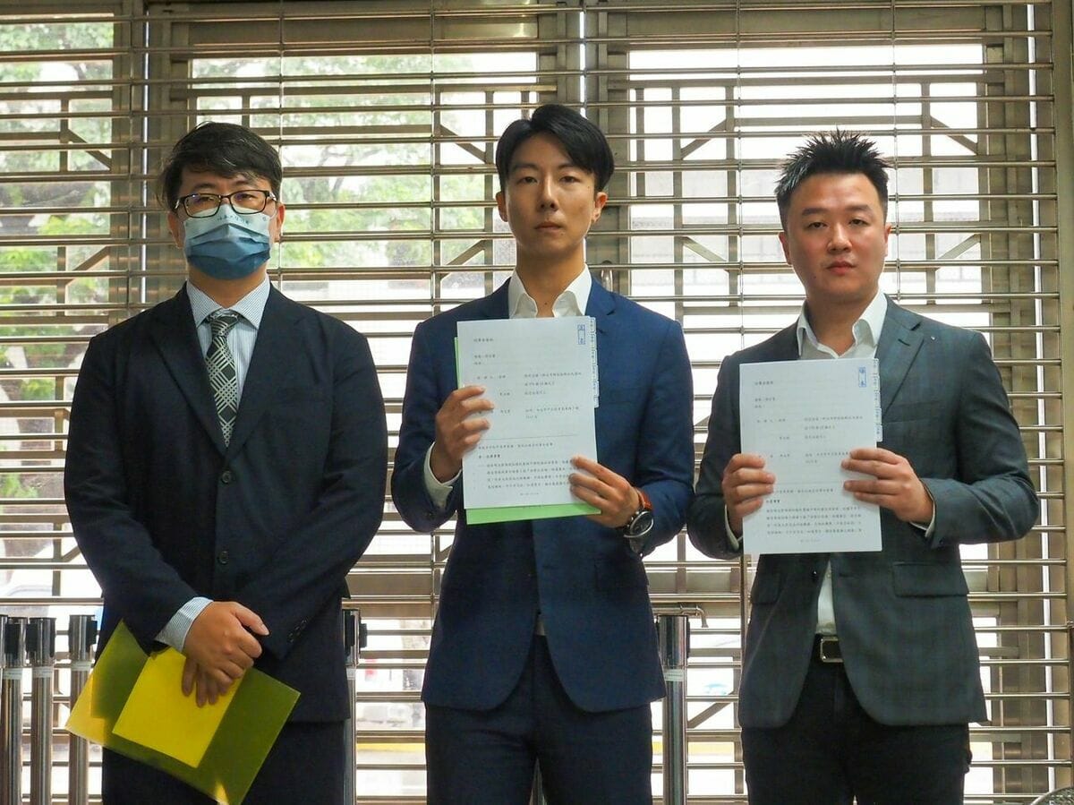 針對馬文君遭疑洩露國造機密至韓國，李正皓、吳崢與律師匡伯騰今赴高檢署告發馬涉《刑法》外患罪。 圖：擷取自吳崢臉書