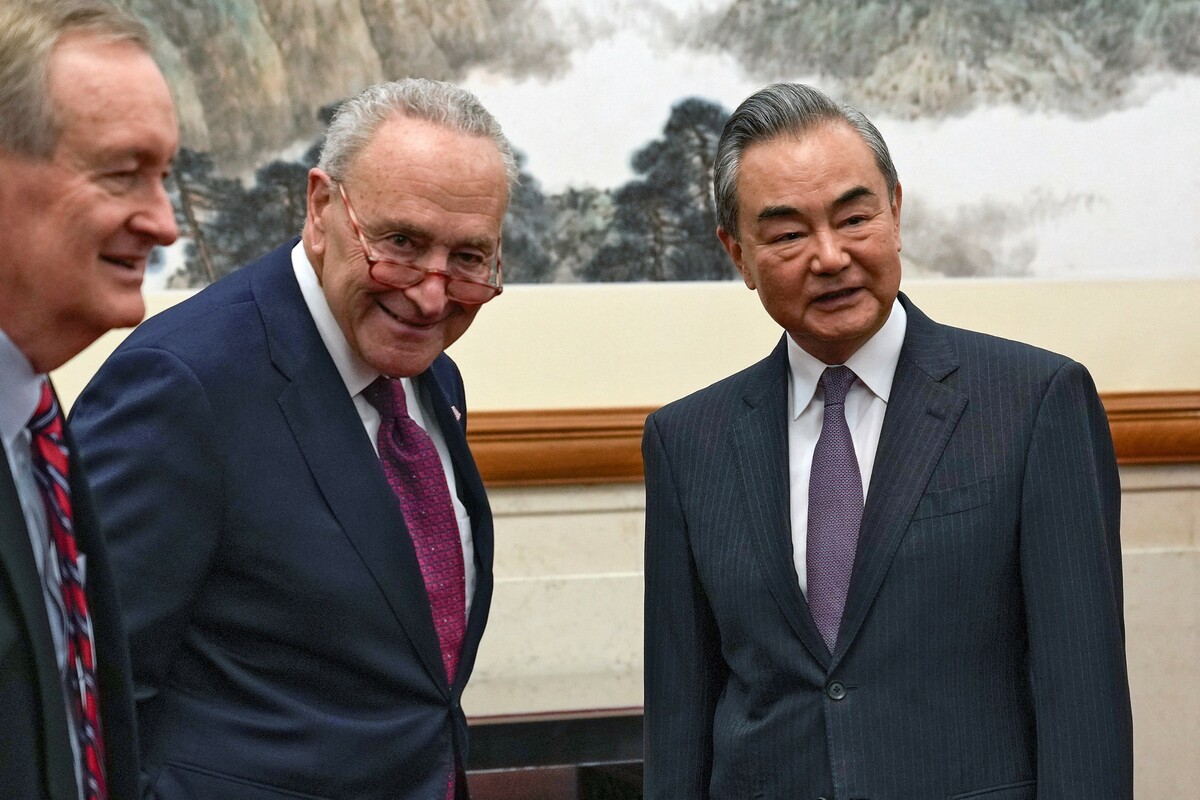 美國參議院多數黨領袖舒默(圖中)今日與中國外交部長王毅(圖右)展開會晤。舒默向王毅強烈批評中國外交部的聲明。 圖：達志影像/路透社