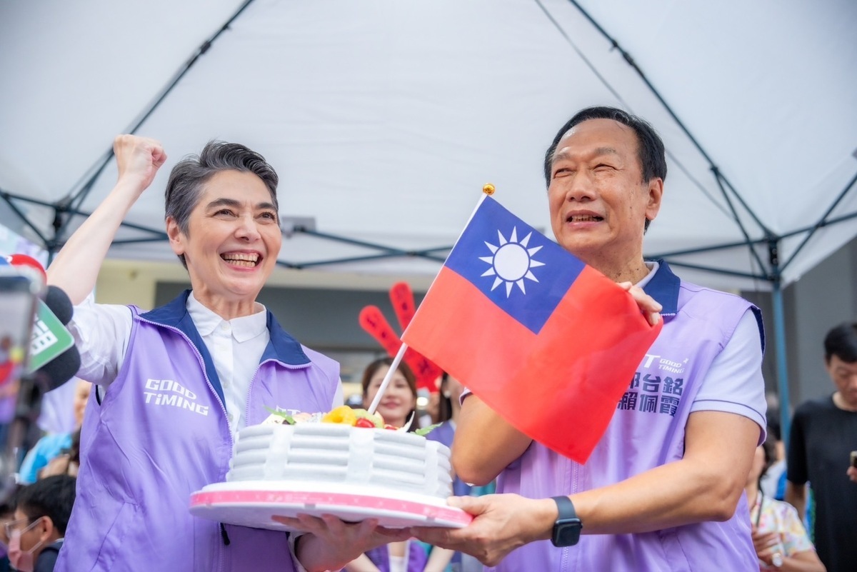 郭台銘在蛋糕插上國旗，帶頭唱生日快樂歌。  郭台銘競辦/提供